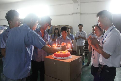 寿星们点蜡烛，大家齐唱生日快乐歌