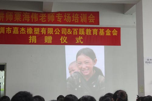 十一二岁的孩子背着弟弟妹妹